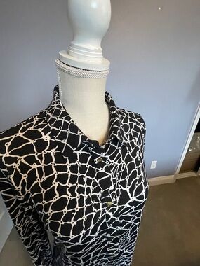 BCBGMaxAzria Black and White Chain-Link Print Button-Front Shirt size M